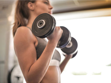 woman doing bicep curls